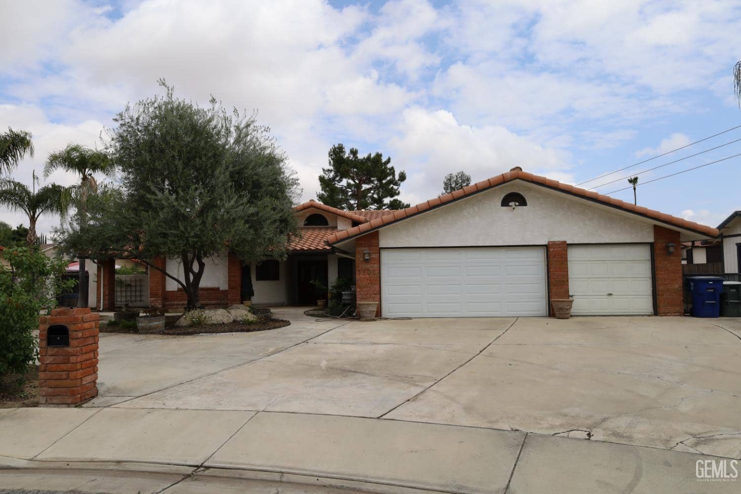 5705 Medio Luna Avenue