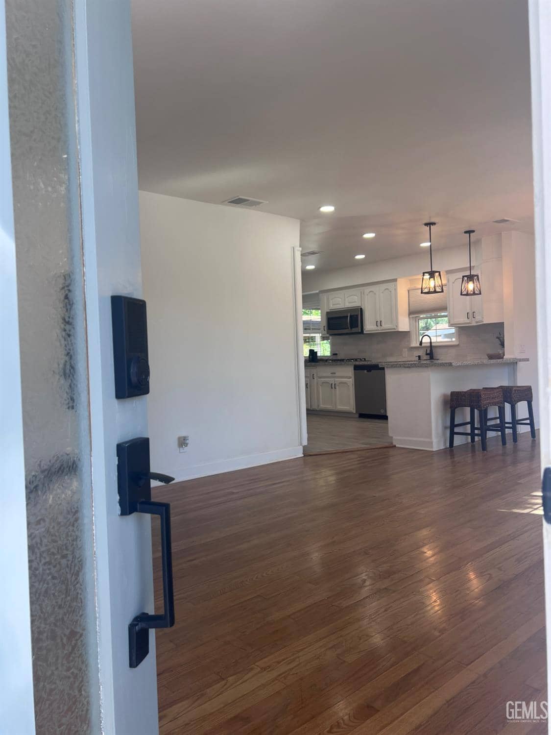1735 Los Robles Drive — photo 2