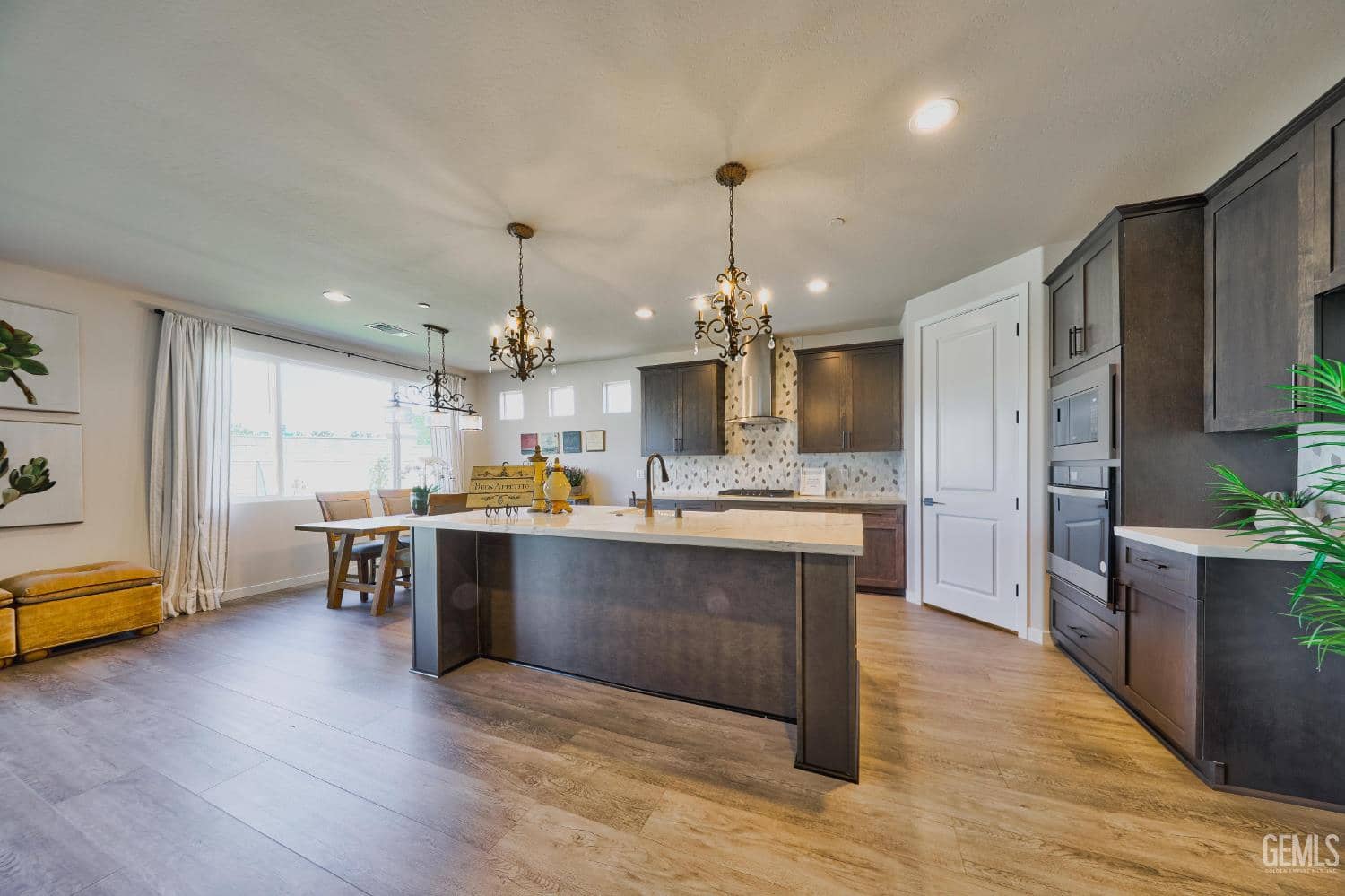 11007 Alcazar Avenue — photo 3