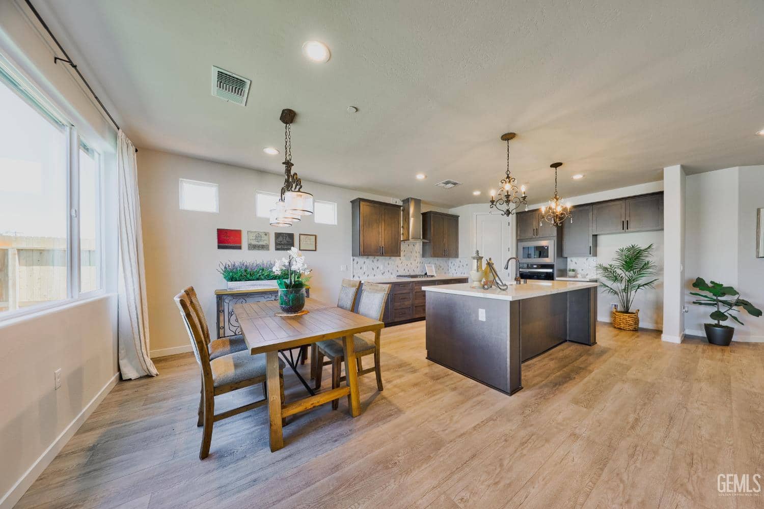 11007 Alcazar Avenue — photo 4
