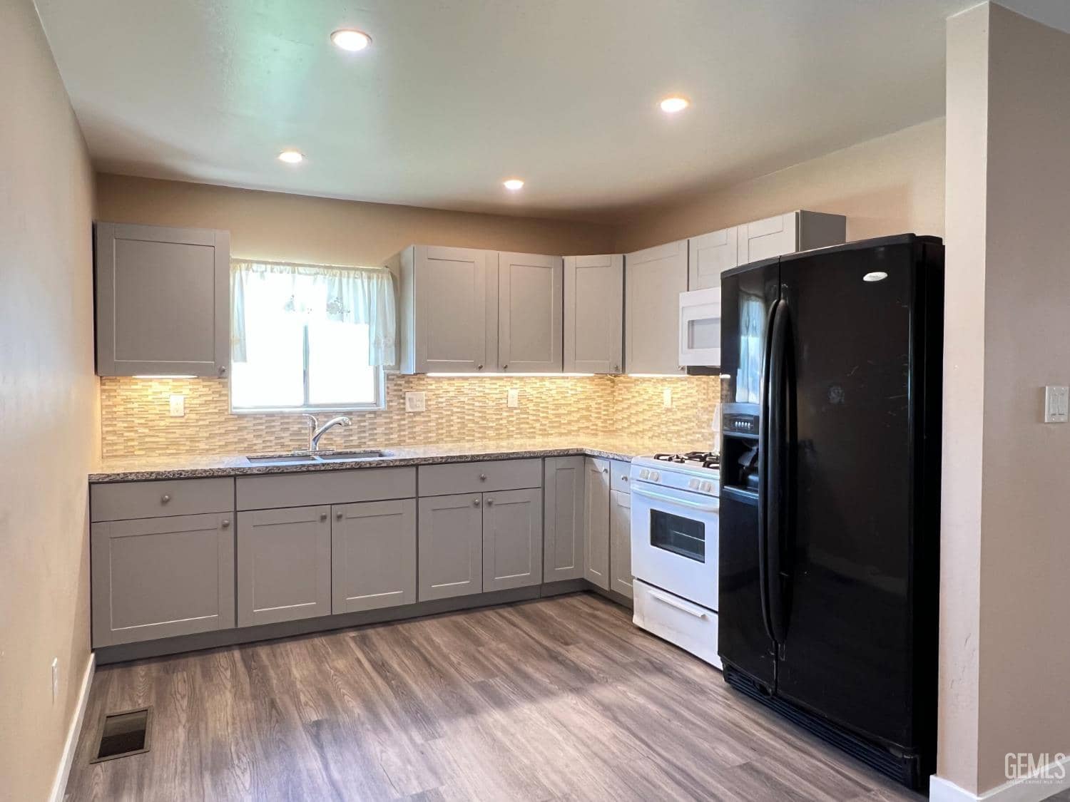 415 King Street — photo 2
