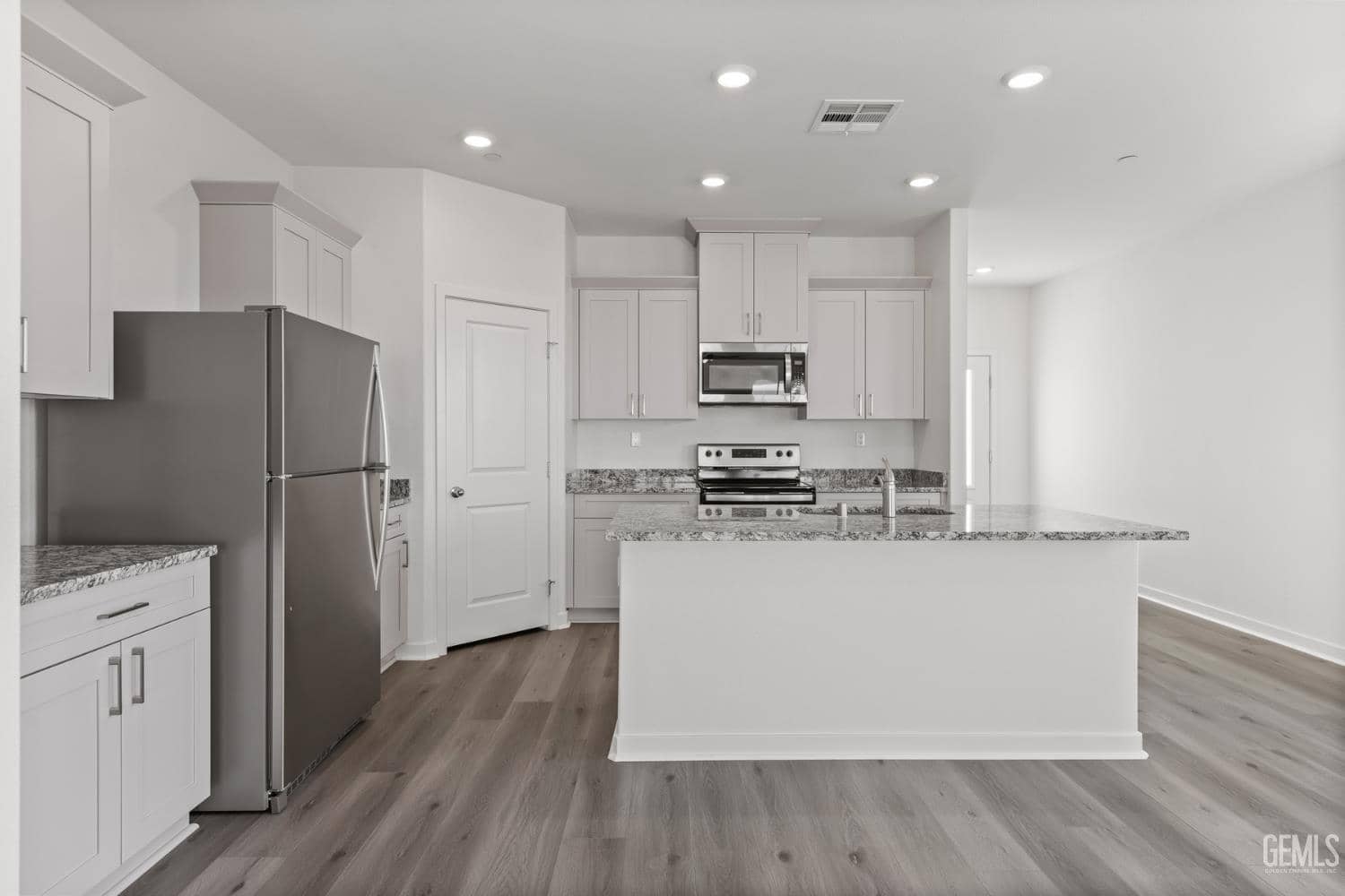 7940 Blueberry Avenue — photo 3
