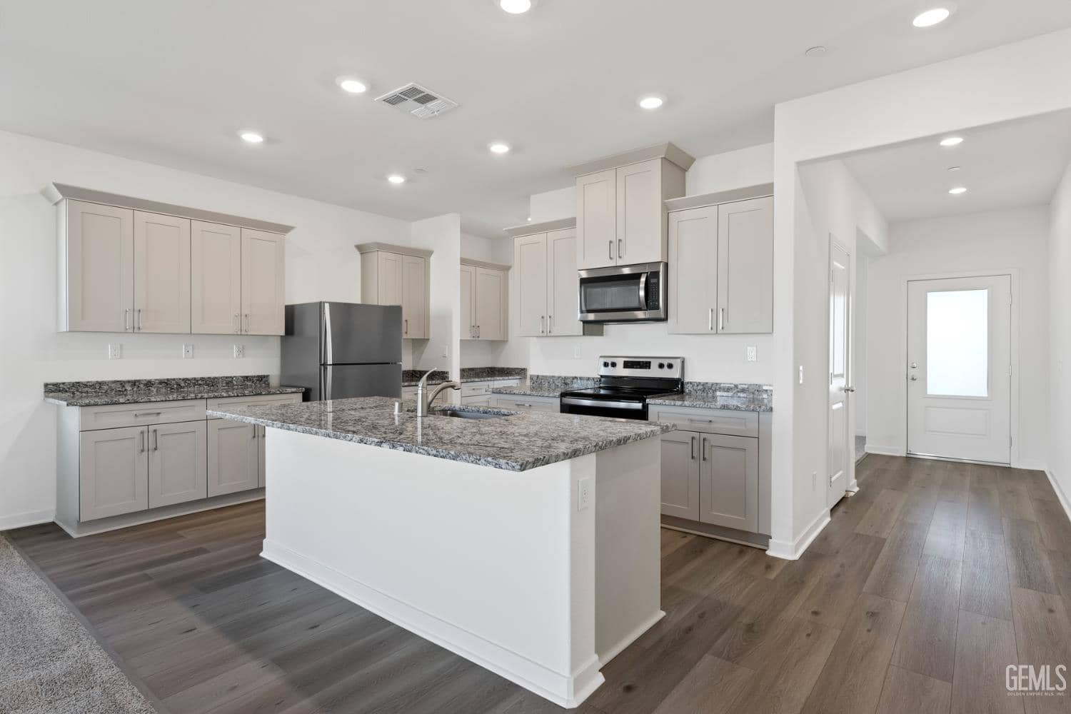 7901 Blueberry Avenue — photo 3