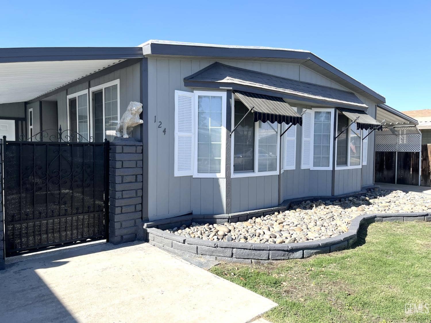 400 E Roberts Lane