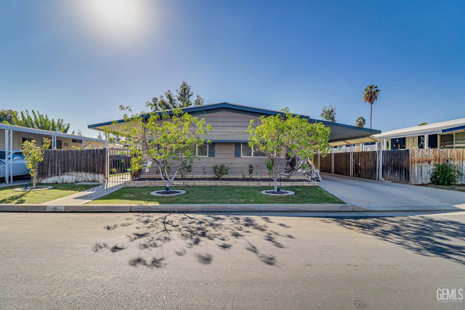 400 E Roberts Lane