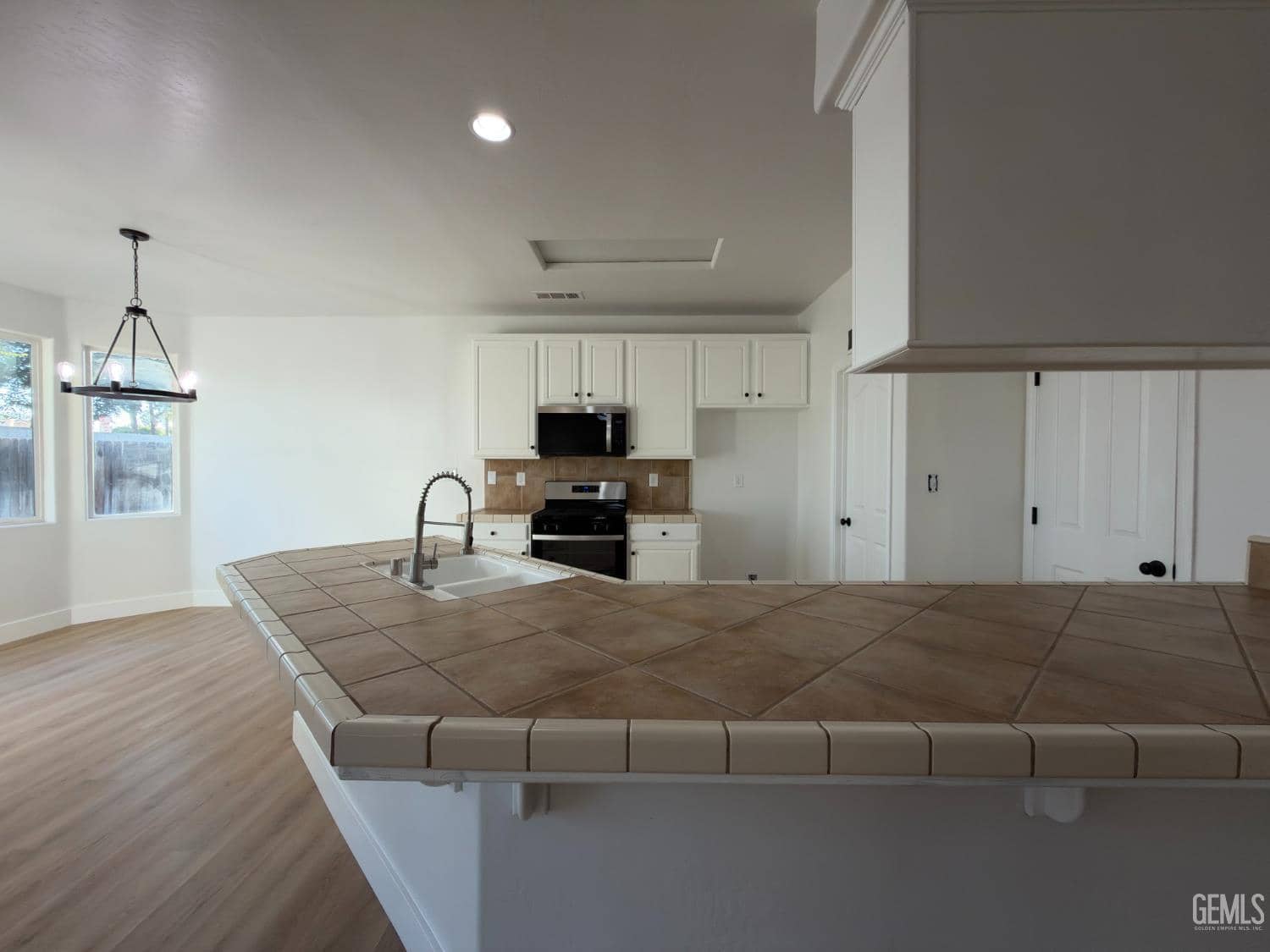 10909 Lewelling Street — photo 3