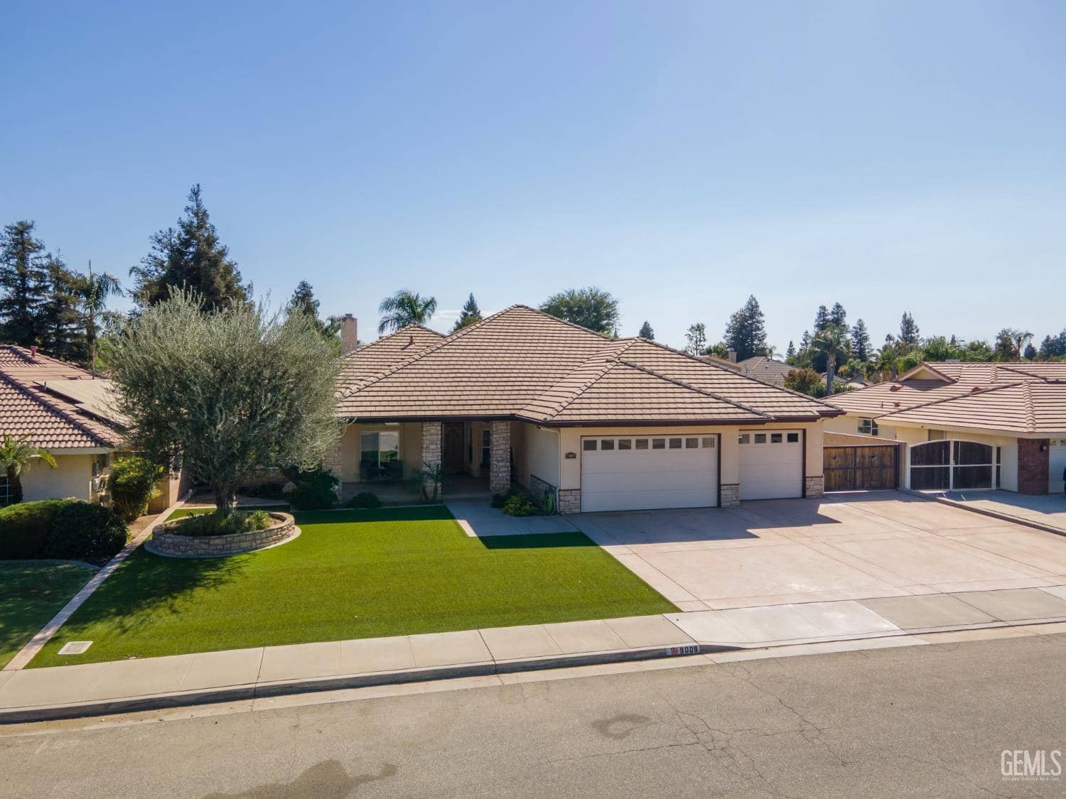 9009 Cripple Creek Avenue — photo 4