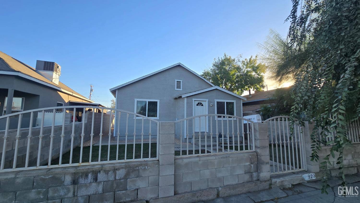 923 Sumner Street — photo 2